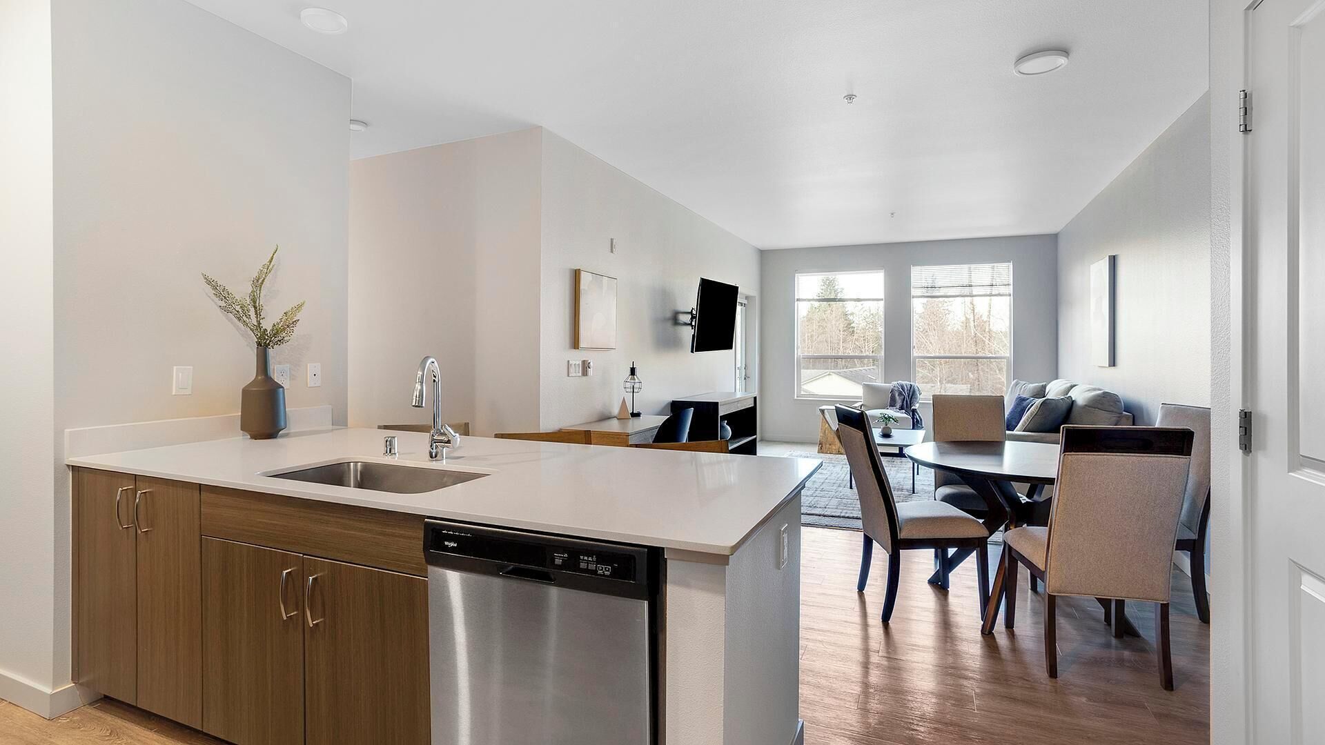 Landing | Stunning 2bd, Gym, Pool - Marysville, WA
