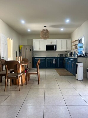 Private kitchen - Blue Sandals Beach House - Relax & Playa Sonsonate (acajutla)