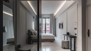 Una camera da letto moderna con un letto, un comodino e vista sull'esterno.