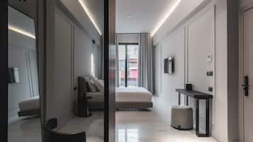 Suíte júnior, sacada, vista para a cidade | Cofres nos quartos, escrivaninha, espaço de trabalho para notebook