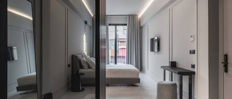 Suite Junior, balcon, vue sur la ville | Coffre-fort pour ordinateur portable, bureau