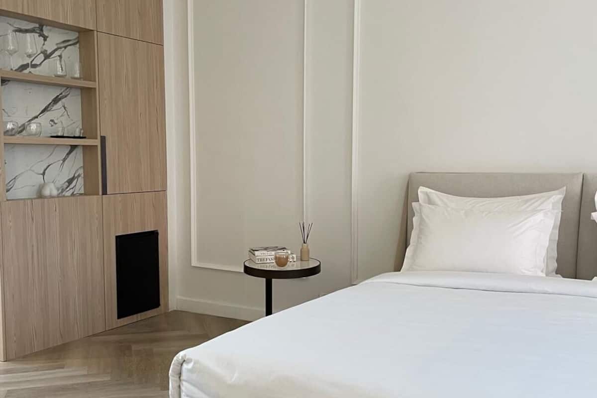 Apartamento superluxo, sacada, vista para a cidade | Cofres nos quartos, escrivaninha, espaço de trabalho para notebook