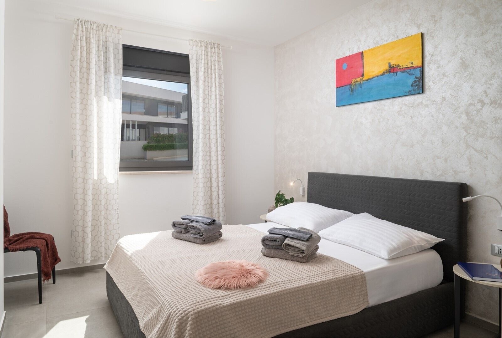 3 habitaciones, tabla de planchar con plancha, wifi y ropa de cama 
