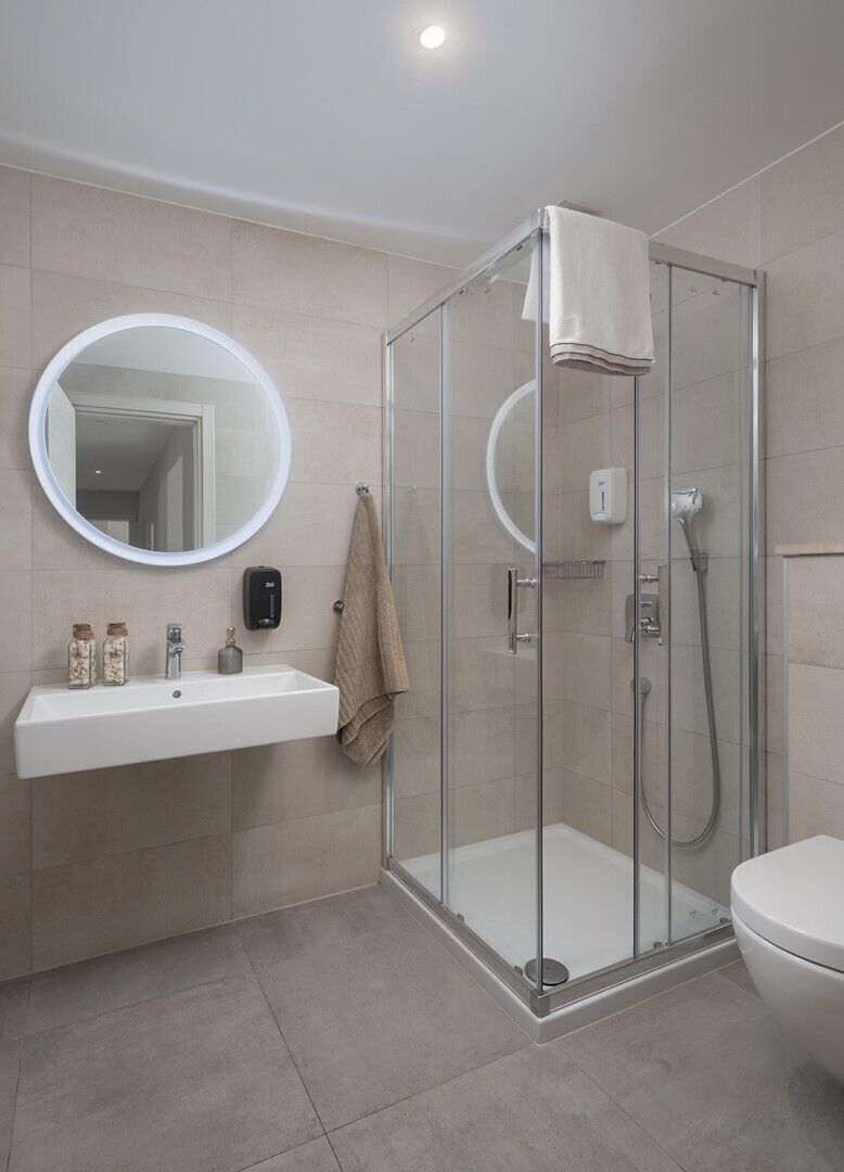 Dusche, Haartrockner, Handtücher