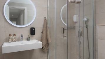 Dusche, Haartrockner, Handtücher