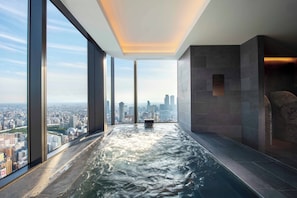 Indoor pool - Conrad Nagoya (Nagoya)