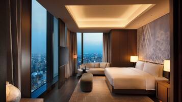 Suite, 1 Tempat Tidur King (Conrad) | Selimut bulu angsa, minibar, brankas, dan tirai kedap cahaya
