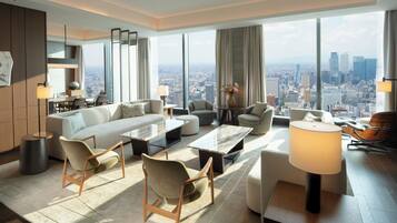 Suite, 1 Tempat Tidur King (Conrad) | Area keluarga | Televisi layar datar 55-inci dengan saluran TV digital