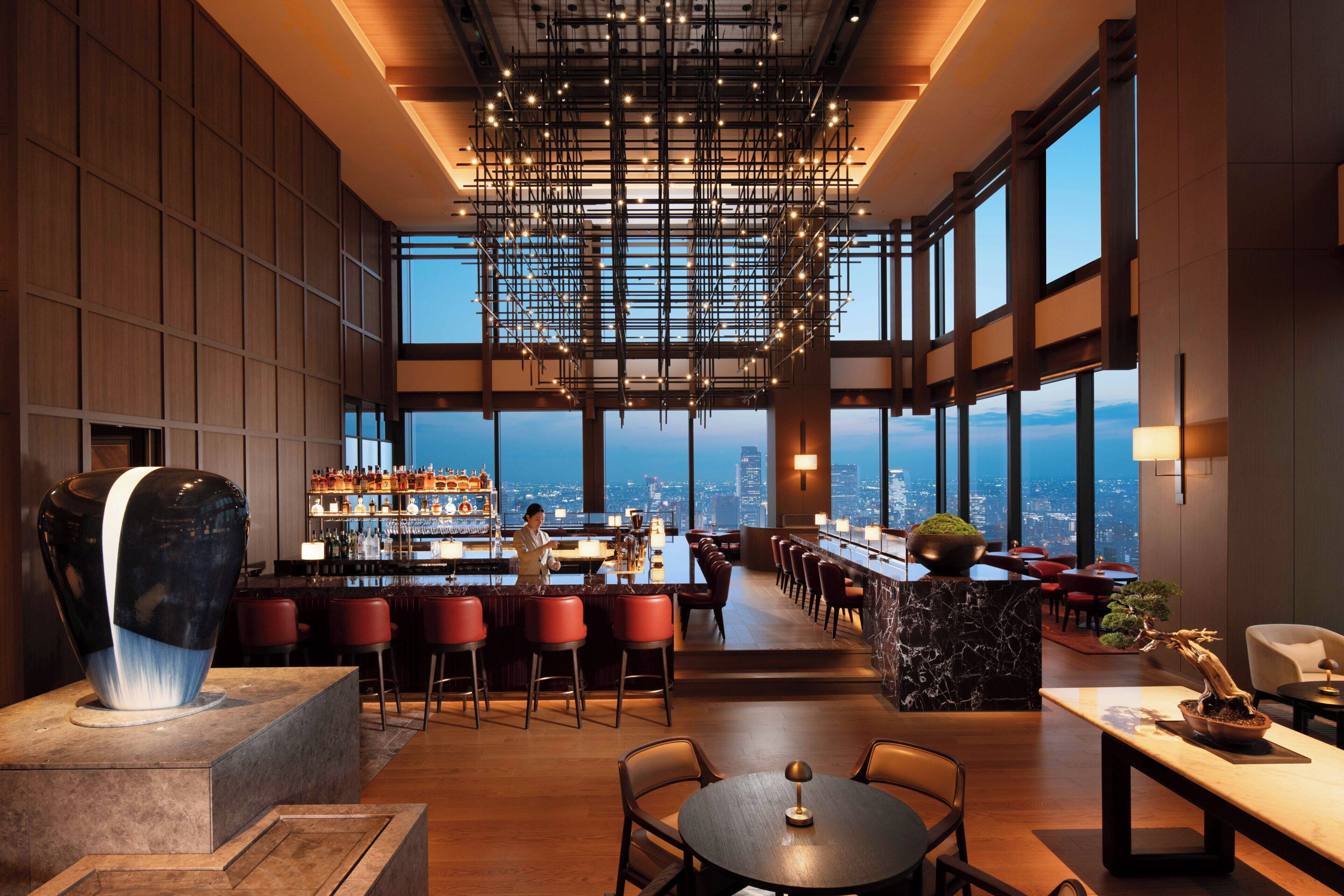 2 bars/lounges