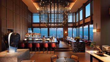 2 bars/lounges
