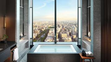 Suite, 1 Tempat Tidur King (Conrad) | Kamar mandi | Bathtub dan shower terpisah dan perlengkapan mandi gratis