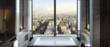 Suite, 1 Tempat Tidur King (Conrad) | Kamar mandi | Bathtub dan shower terpisah dan perlengkapan mandi gratis