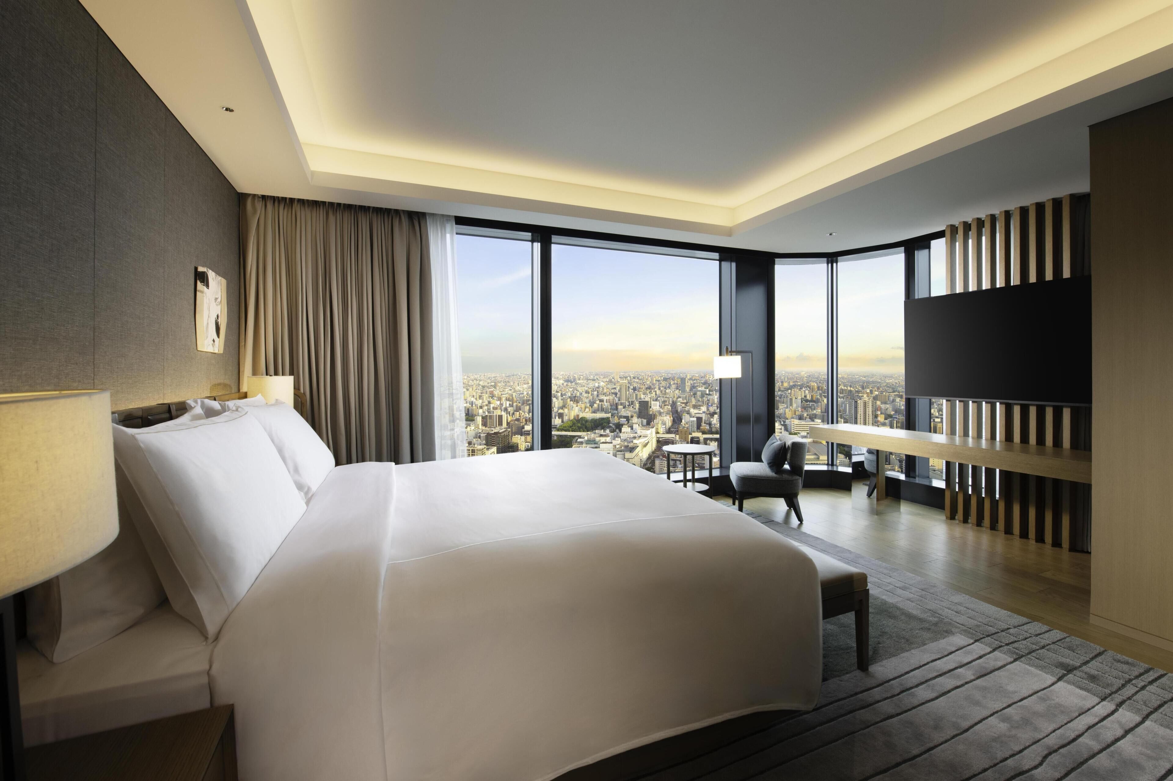 Deluxe Suite, 1 King Bed, Corner | Down comforters, minibar, in-room safe, blackout drapes
