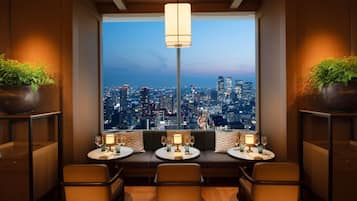 6 restaurants; breakfast, lunch, dinner and brunch served