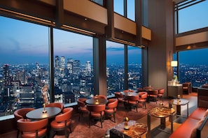 6 restaurants; breakfast, lunch, dinner, and brunch served