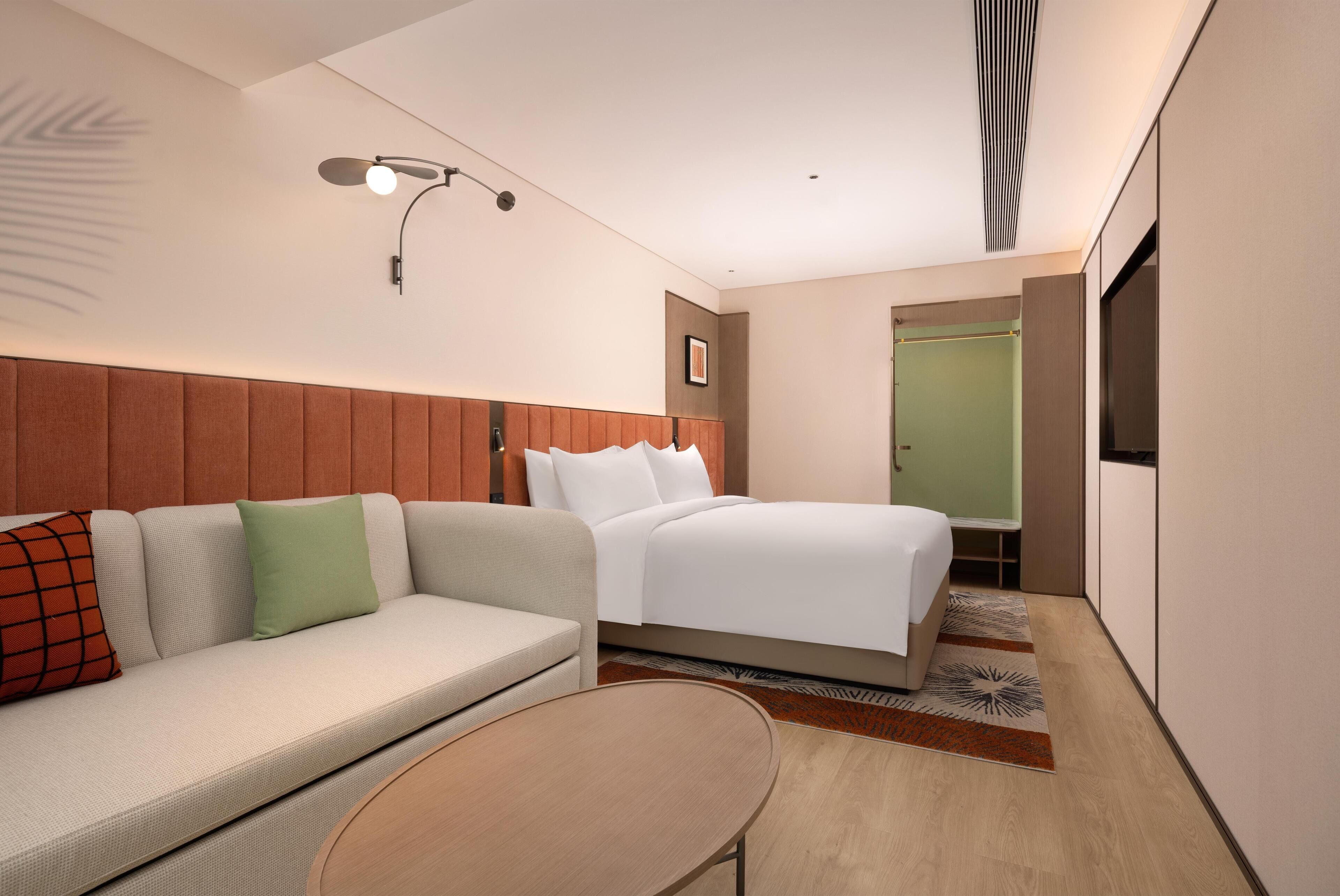 Premium Room, 1 King Bed, Bathtub