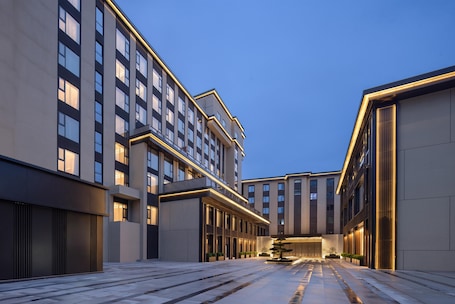 Exterior. Hilton Garden Inn Chengdu Huaxi Wuhou Shrine