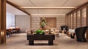 A spacious lobby with a central table, seating area, and a large window. - Hilton Garden Inn Chengdu Huaxi Wuhou Shrine (Nanchong)