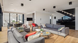 Fernseher, Tischfußball, Tischtennisplatte