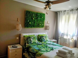 Tabla de planchar con plancha, wifi y ropa de cama 