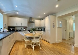 Fridge, microwave, oven, dishwasher - Cosy family friendly cottage bungalow in the town of Chudleigh (Chudleigh)