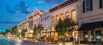 Southern Charm Off The Square+Sleeps 10+Firepit