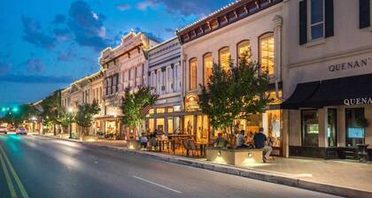 Southern Charm Off The Square+Sleeps 10+Firepit