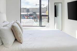 1 bedroom, desk, iron/ironing board, WiFi - Landing | Stylish 1BD in Granary District (Salt Lake City)