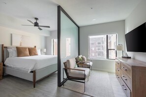 1 bedroom, desk, iron/ironing board, WiFi - Landing | Modern Studio in Granary District (Salt Lake City)
