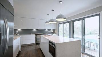 Coffee/tea maker, fridge, microwave, oven