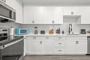 Køleskab, mikrobølgeovn, ovn, kogeplade