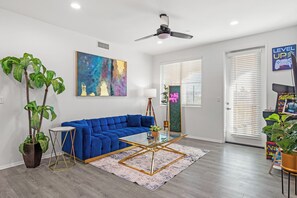 Smart TV, video games - Cozy 3BR Apartment - Mins to Disney + Arcade (Placentia)