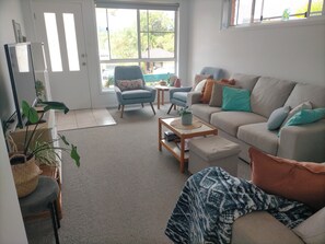 TV - Rest a while in a cosy home at beautiful Lighthouse Beach (Port Macquarie)