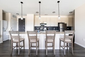 Réfrigérateur, tables à manger