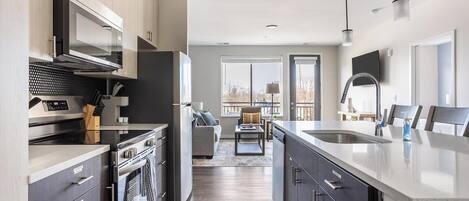 Refrigerador, mesa de comedor