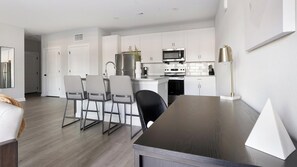 Réfrigérateur, tables à manger