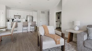 Smart TV - Landing | Chic 2BD, Pool (Tice)