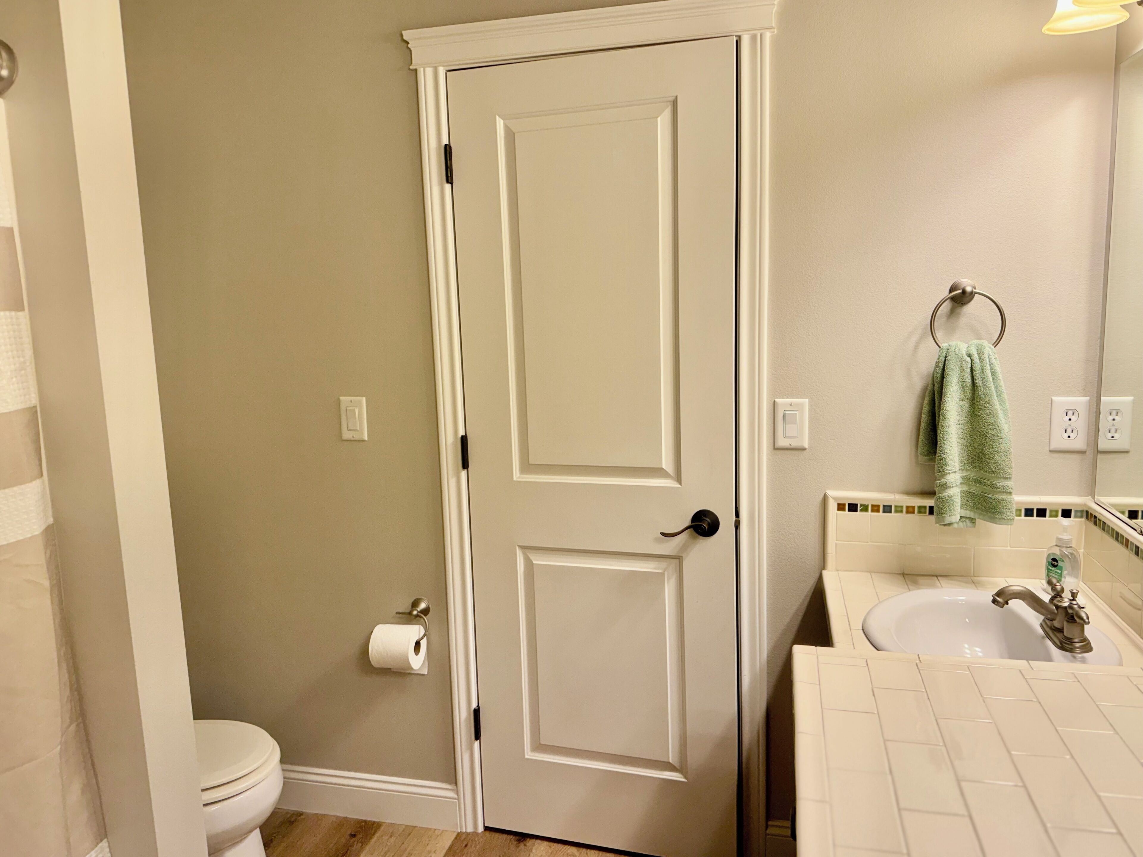 Secadora de cabello, toallas, jabón, shampoo 