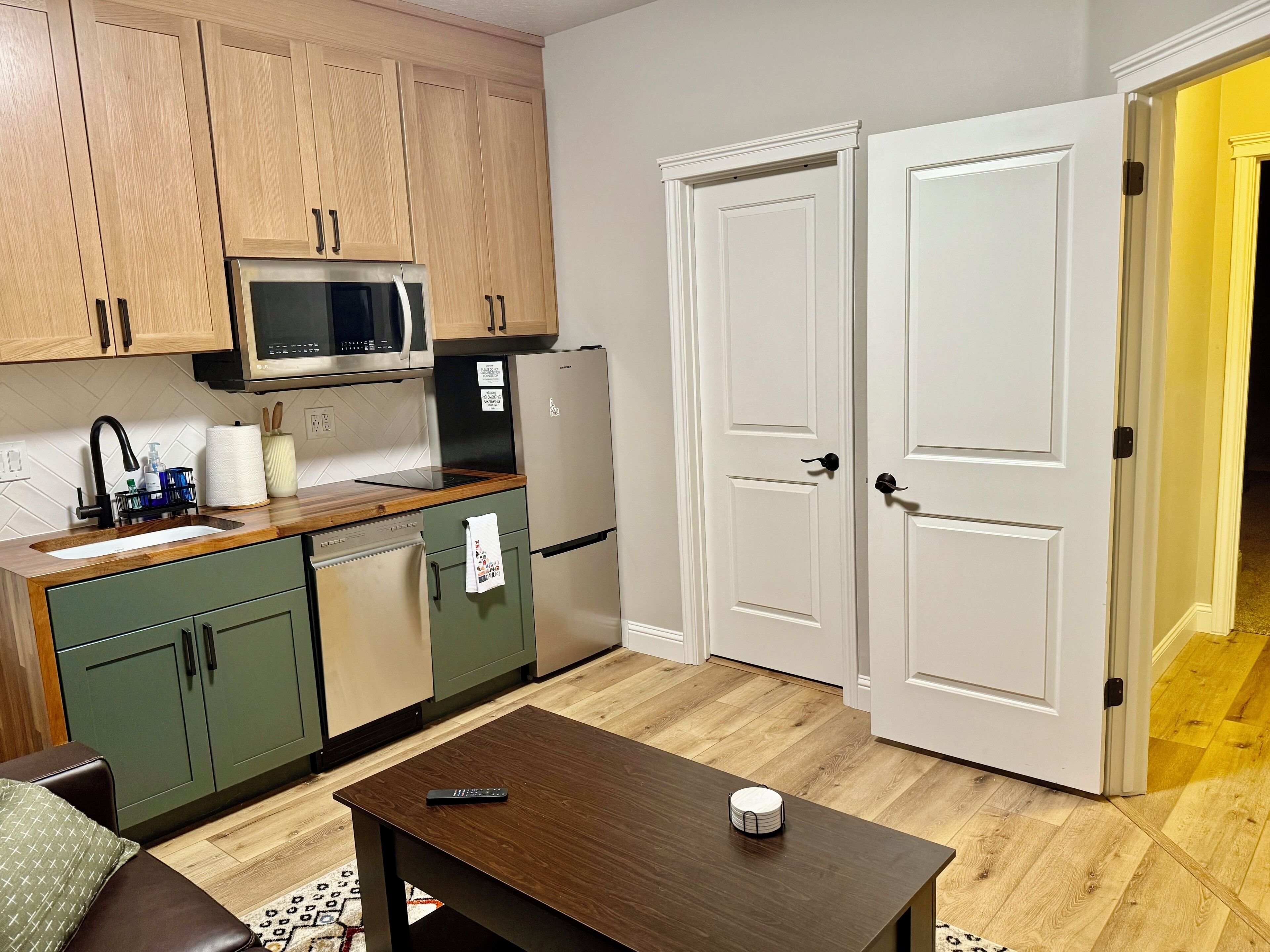 Fridge, microwave, stovetop, dishwasher