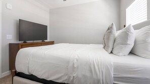 1 bedroom, desk, iron/ironing board, WiFi - Landing | Incredible 1BD, Pool (Tice)