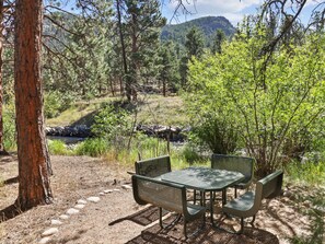 Outdoor dining - Estes Park Getaway | Walk to Coffee | Private Hot Tub| Minutes from RMNP (Estes Park)