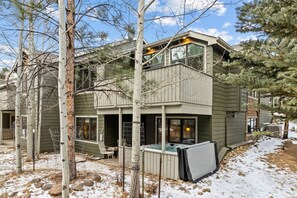 Outdoor spa tub - Estes Park Getaway | Walk to Coffee | Private Hot Tub| Minutes from RMNP (Estes Park)