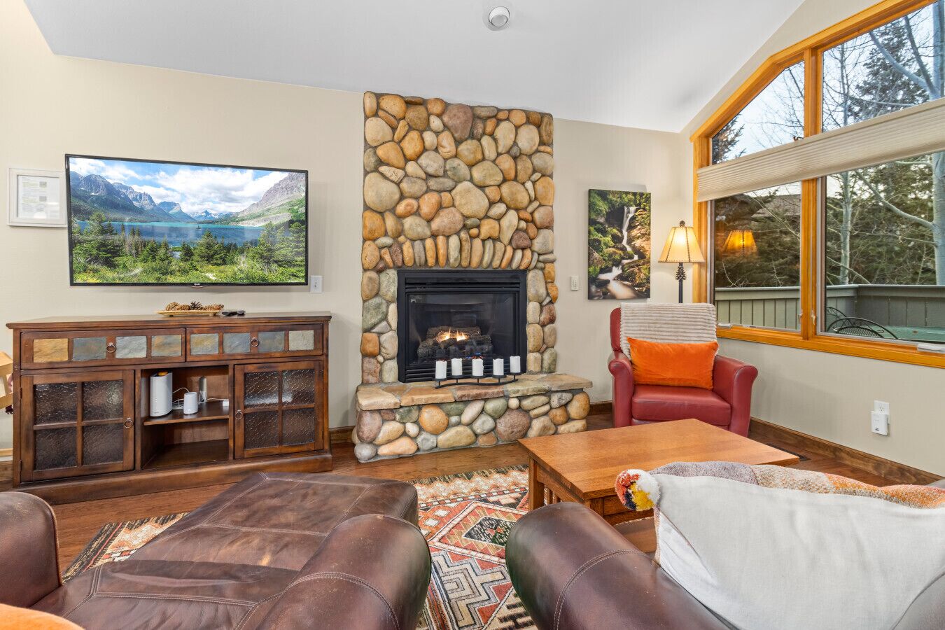 TV, fireplace