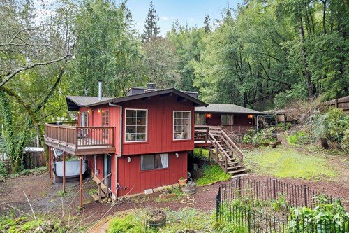 Serene 2-bedroom cabin with Hot Tub, Deck, &BBQ