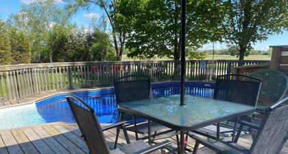 Cozy Bayfield Retreat • Pool & Hot Tub • 15min to Grand Bend • Lake Huron Nearby