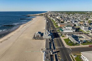 Aurinkotuoleja, rantapyyhkeitä