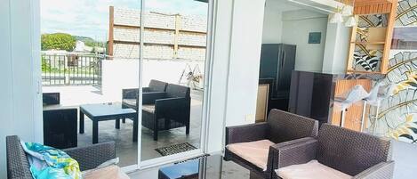 Maison, 4 chambres, fumeur, balcon | Bar lounge