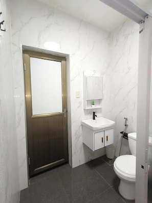 House, 4 Bedrooms, Smoking, Balcony | Bathroom