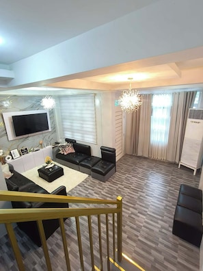 บ้านพัก, 4 ห้องนอน, สูบบุหรี่ได้, ระเบียง | ห้องนั่งเล่น