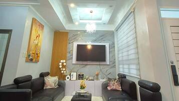House, 4 Bedrooms, Smoking, Balcony | Living room